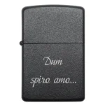 Бензинова запальничка з латинським гравіюванням «Dum spiro amo»