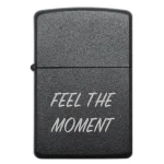 Бензинова запальничка з написом FEEL THE MOMENT англійською
