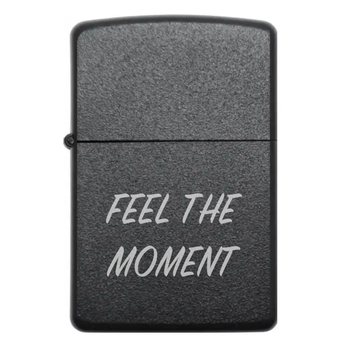 Запальничка на подарунок “FEEL THE MOMENT” — Подарунок для тих, хто цінує кожну мить — FEEL THE MOMENT Бензинова запальничка з написом FEEL THE MOMENT англійською