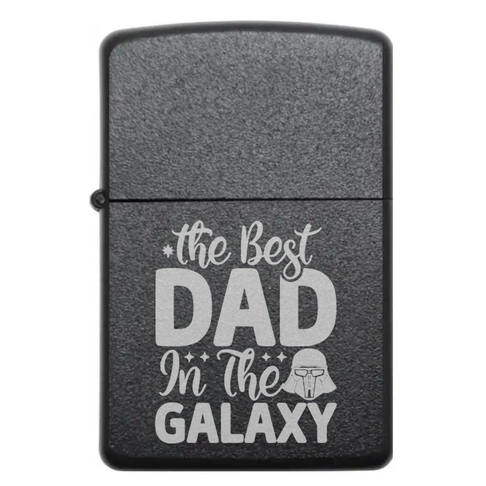 Тато, який крутіший за джедаїв! – Запальничка з написом The Best Dad In The Galaxy — Тато, який крутіший за джедаїв! – Запальничка з написом The Best Dad In The Galaxy Бензинова запальничка з написом The Best Dad In The Galaxy на космічну тему