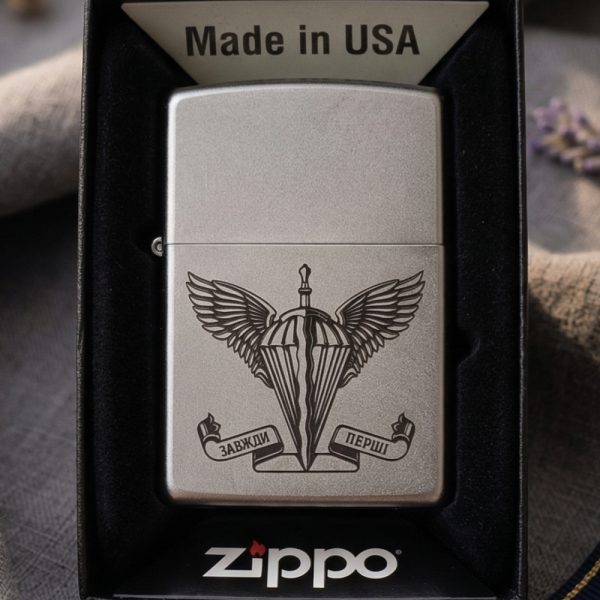 Оригінальна бензинова запальничка Zippo ДШВ з десантном символікою та гаслом «Завжди перші»