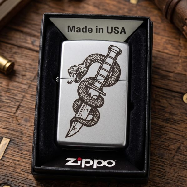 Оригінальна бензинова запальничка Zippo «Змія з кинджалом» з кастомним гравіюванням на замовлення