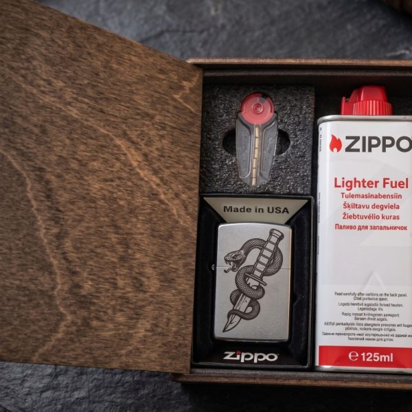 Оригінальна бензинова запальничка Zippo «Змія з кинджалом» з кастомним гравіюванням на замовлення