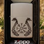 Подарункова запальничка Zippo з рунічним компасом Вегвізіра та скандинавськими мотивами переплетених драконів