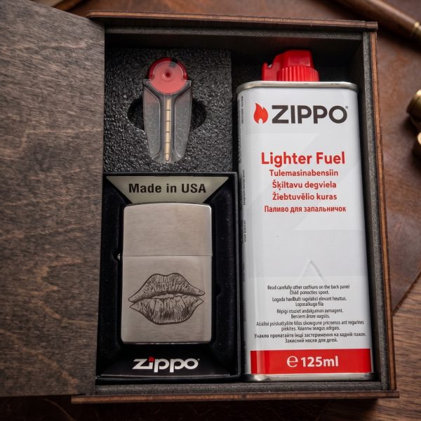 Подарунковий набір Zippo для коханого з гравіюванням вашого відбитка губ