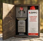 Подарунок чоловіку набір Zippo з персональним гравіюванням у дерев’яній коробці, бензином та кременями