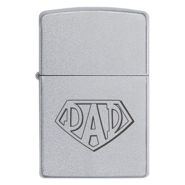 Zippo 3366 Тато — мій супергерой! – Запальничка з гравіюванням у формі супергеройського емблеми з написом DAD