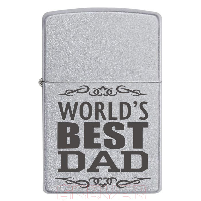 zippo-3368 Для найкращого тата у світі — без компромісів! – Запальничка з гравіюванням WORLD’S BEST DAD Zippo 3368 Для найкращого тата у світі — без компромісів! – Запальничка з гравіюванням WORLD’S BEST DAD